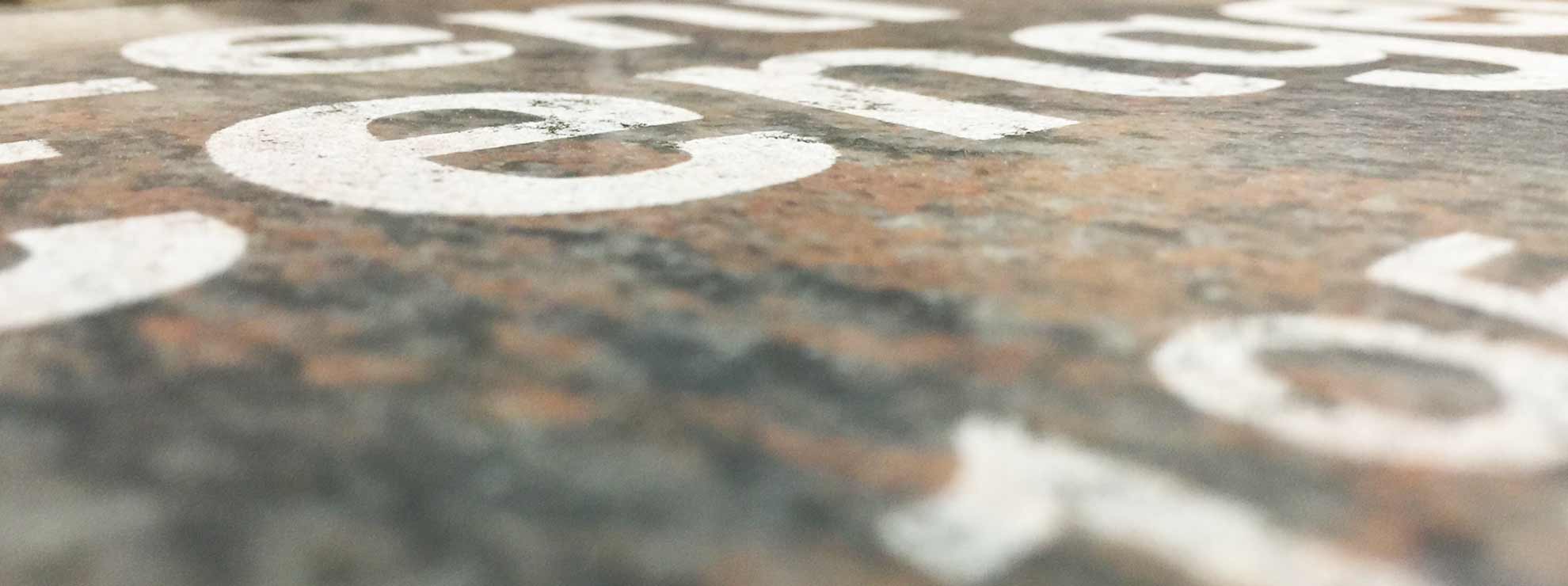 Natursteingravur auf einer Gedenkplatte